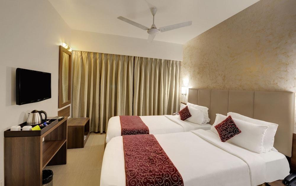 Central Beacon Hotel Σουράτ Εξωτερικό φωτογραφία