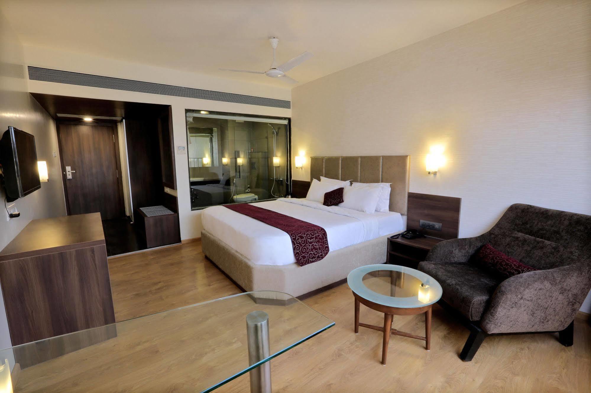 Central Beacon Hotel Σουράτ Εξωτερικό φωτογραφία
