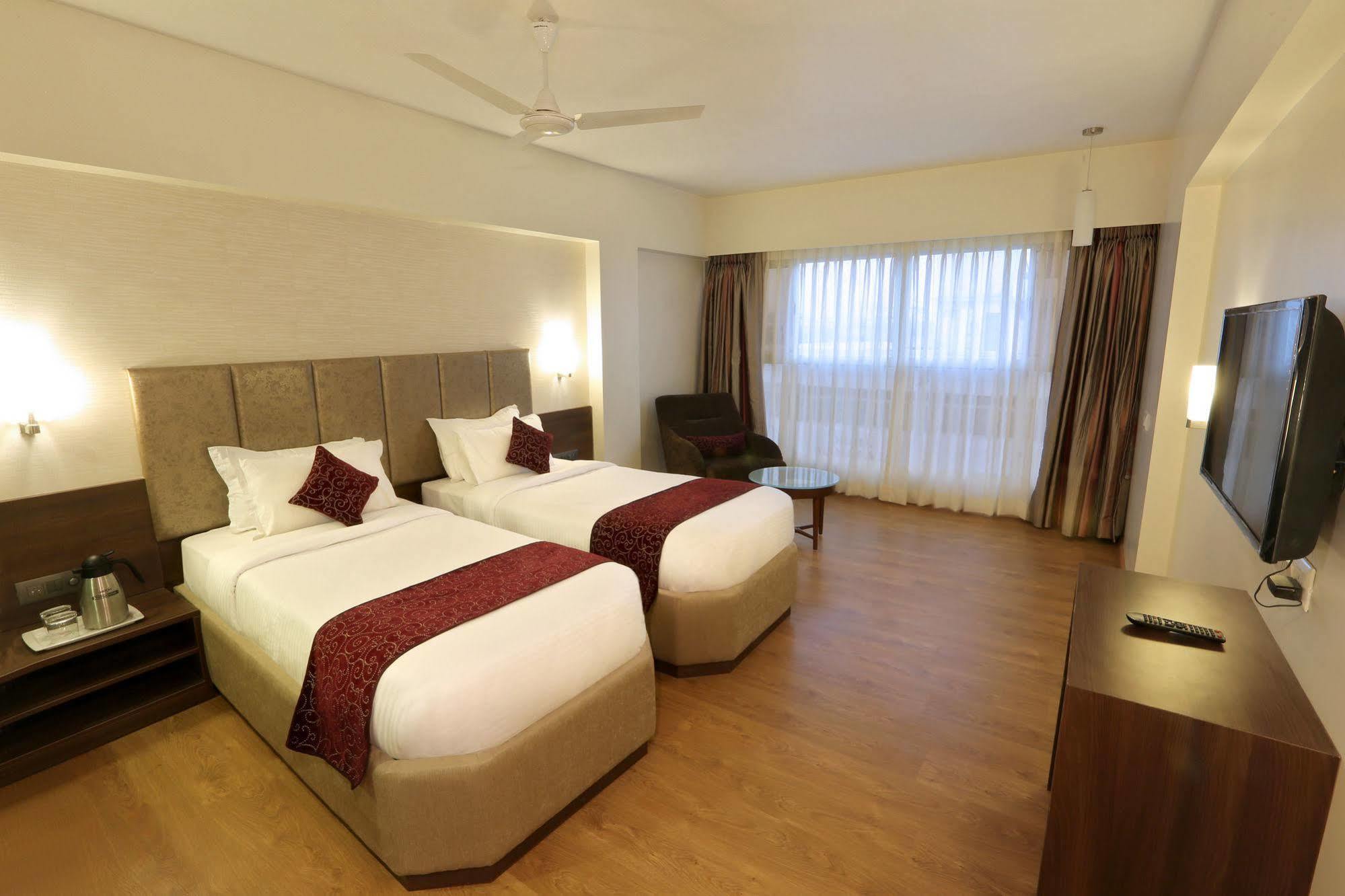 Central Beacon Hotel Σουράτ Εξωτερικό φωτογραφία