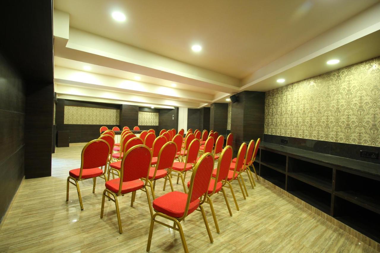 Central Beacon Hotel Σουράτ Εξωτερικό φωτογραφία